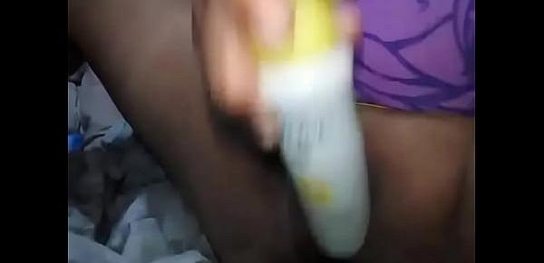  Masturbación vaginal de mi amiga con un desodorante